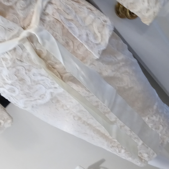 Lace skirt suit - Picture 6 of 6